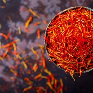 cach-cham-soc-da-bang-saffron-can-biet